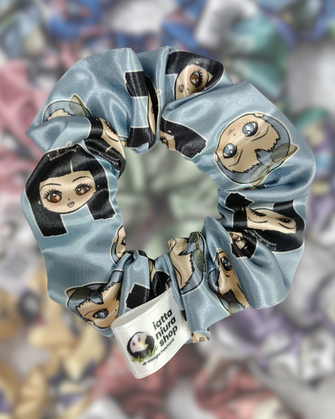 Scrunchie in raso a tema (Yukari Joji) - Artigianale