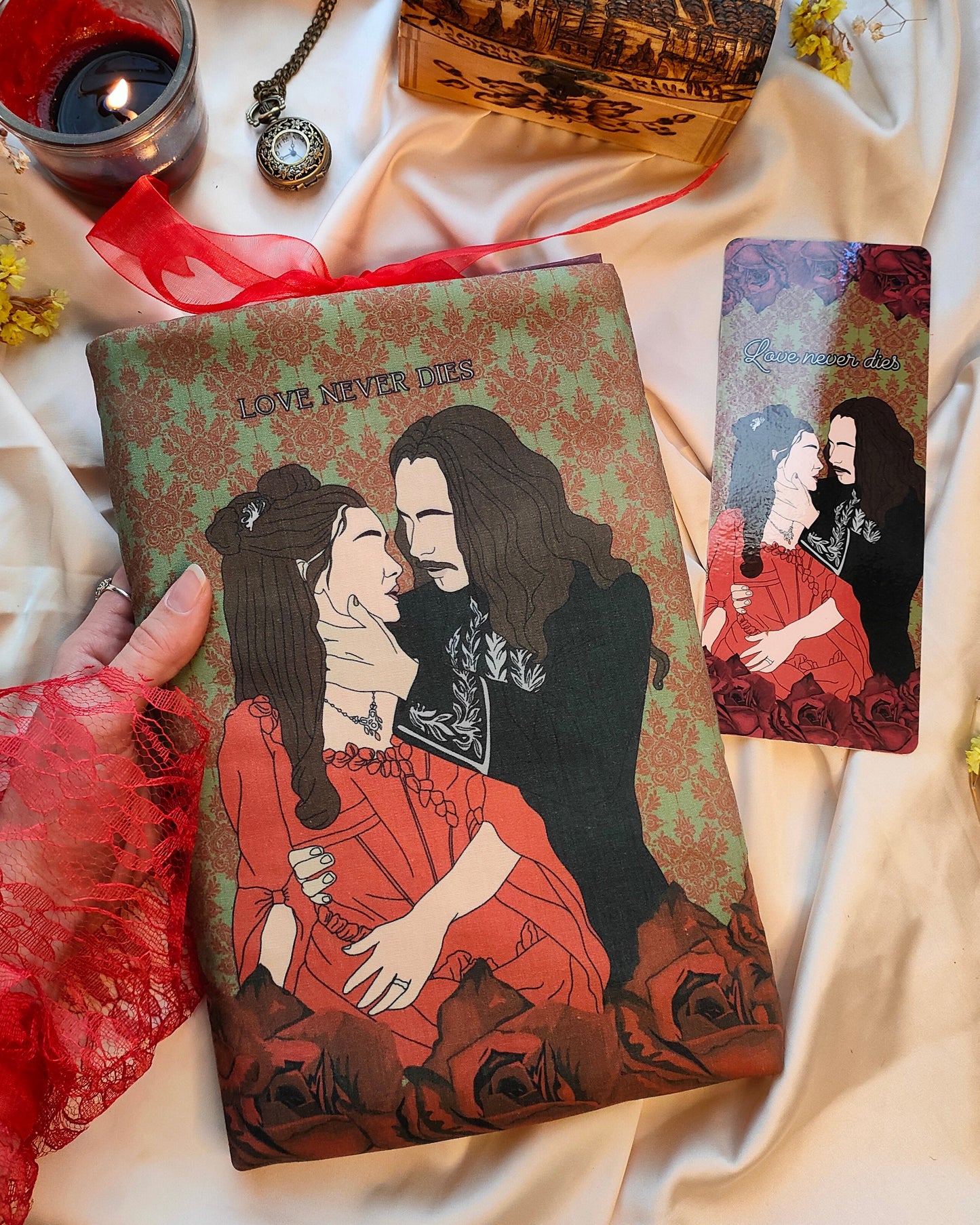 Segnalibro plastificato artigianale con design gotico dark fantasy