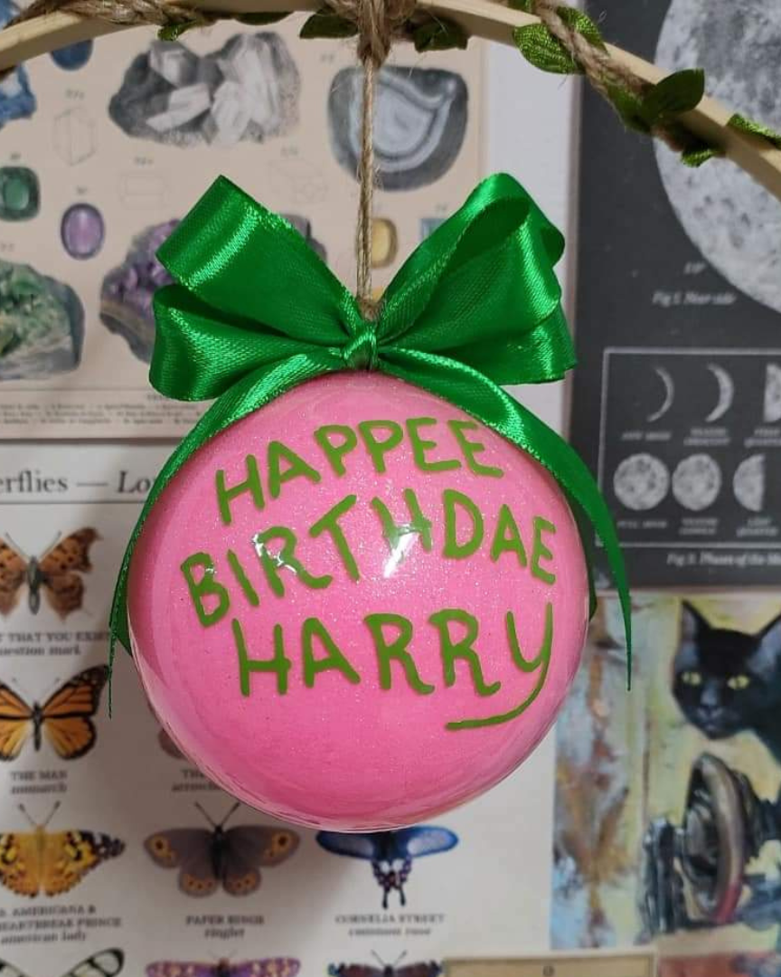 Sfera natale artigianale Happee Birthday 8cm con fiocco raso glitter rosa tema magico