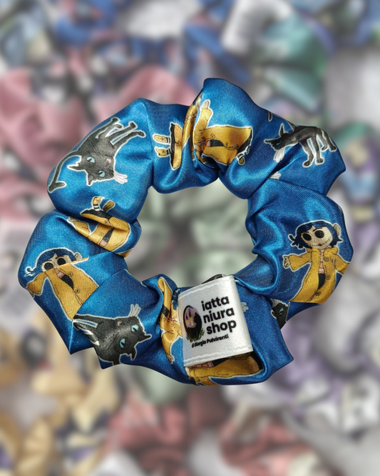 Scrunchie in raso a tema (Bambolina porta magica e gatto nero) - Artigianale