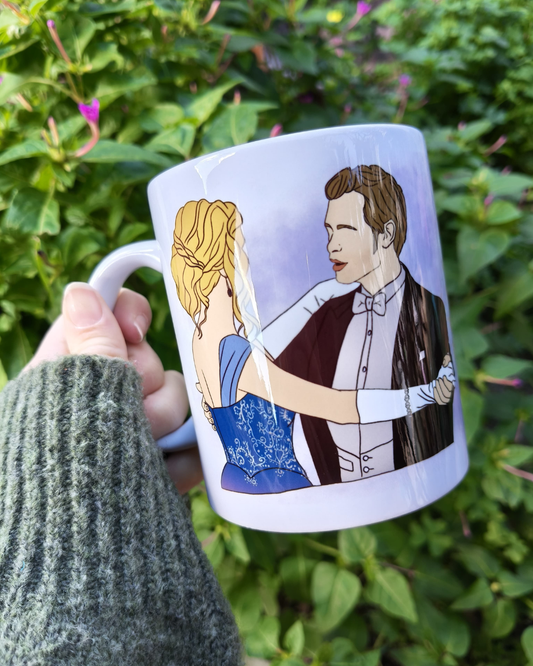 Tazza in ceramica artigianale con illustrazione Umana e Ibrido - vista frontale del design fantasy fatto a mano