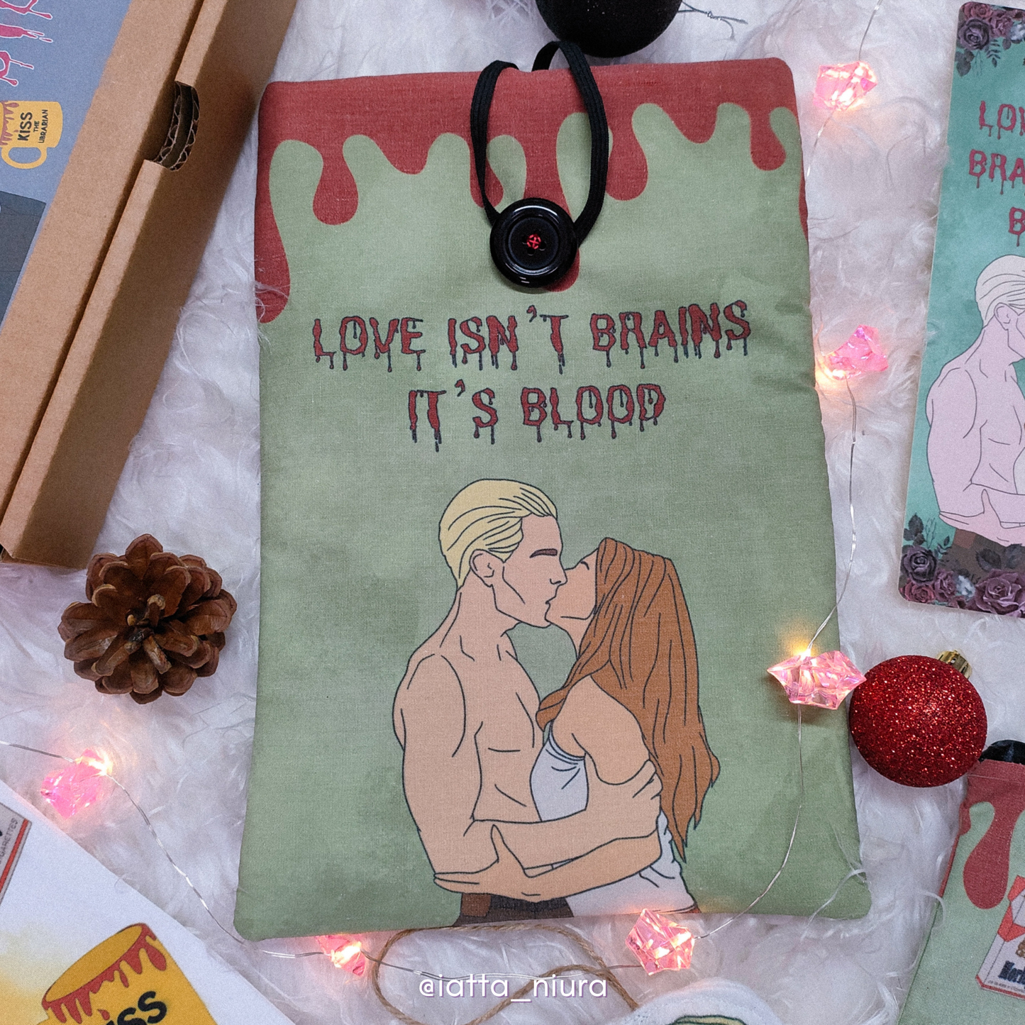 Dettaglio di astuccio libro artigianale tema vampiro ribelle serie tv