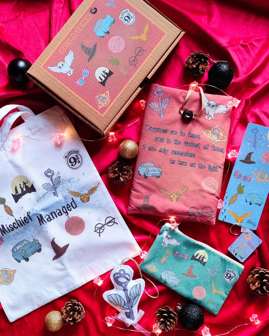 Box regalo artigianale scuola di magia con 6 articoli tema mondo magico