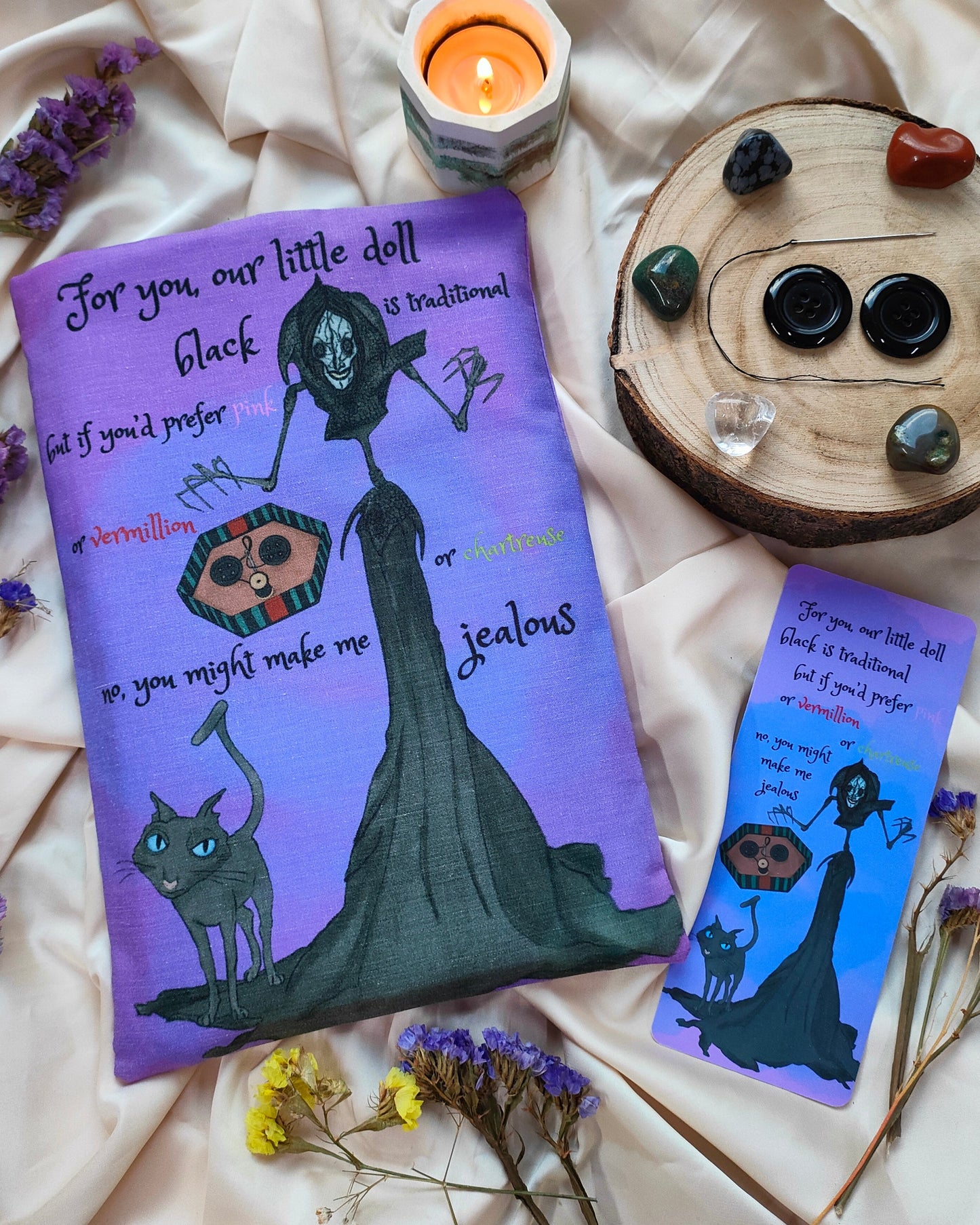 Dettaglio astuccio libro artigianale con illustrazione porta magica azzurra