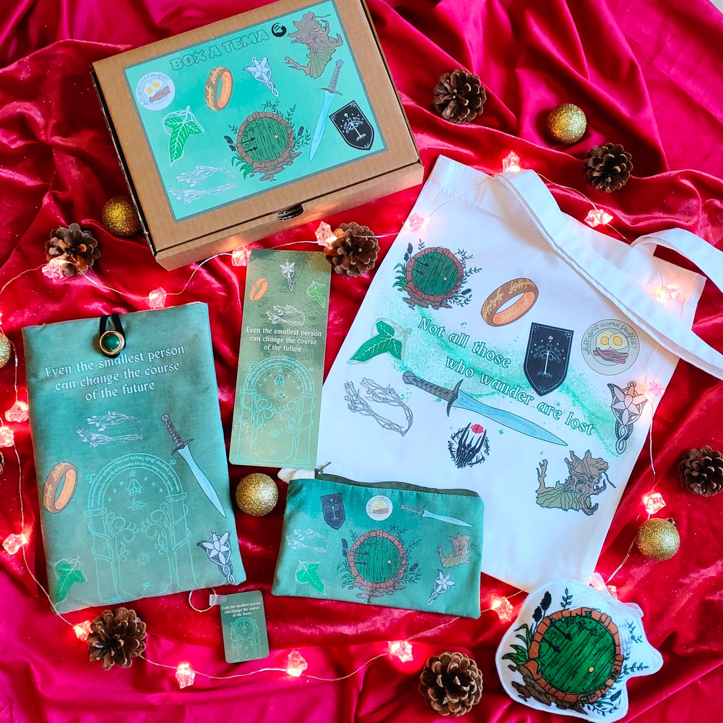 Dettaglio box artigianale con accessori tema saghe fantasy made in Italy