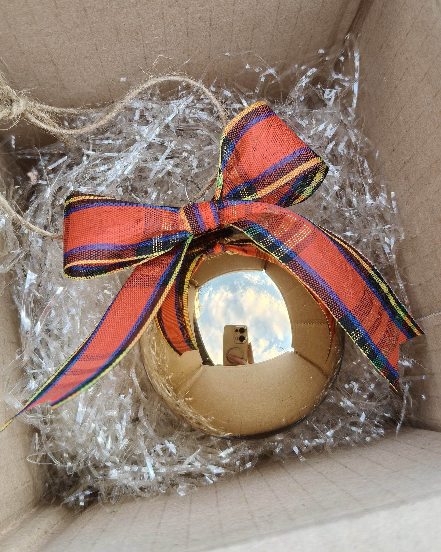 Decorazione natalizia artigianale in vetro Made in Italy con varianti fiocco tartan