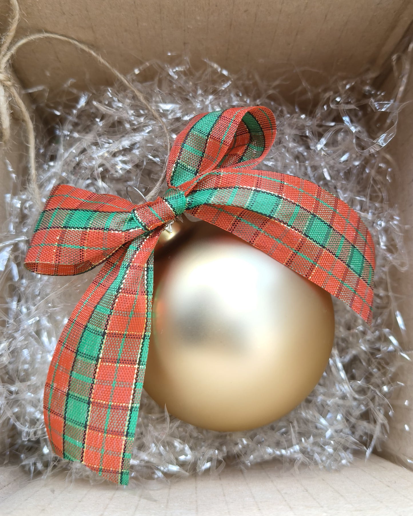 Sfera Natale vetro 6 cm con fiocco tartan verde e scritta personalizzata bianca