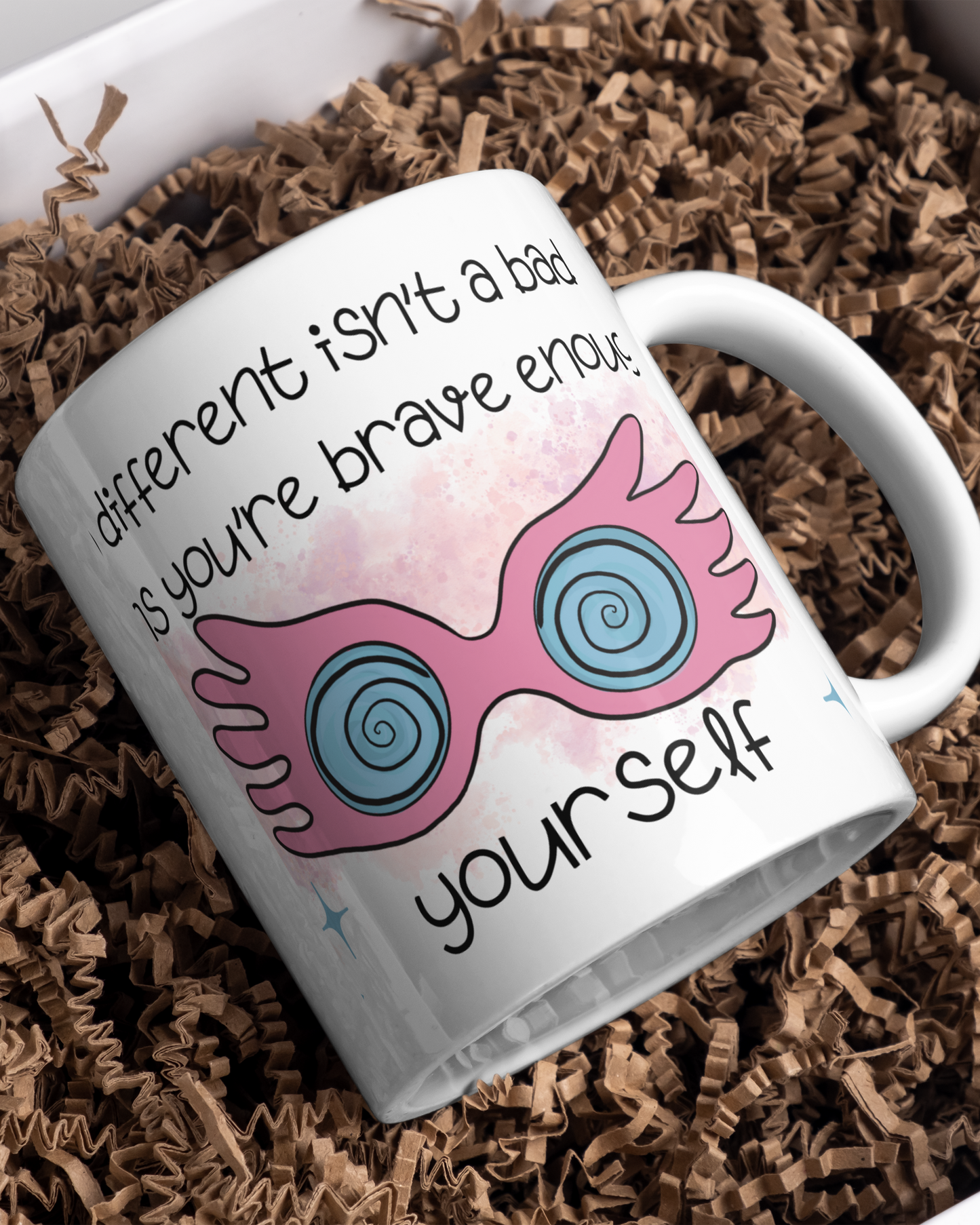 Dettaglio tazza bianca con illustrazione occhiali eccentrici e simboli magici