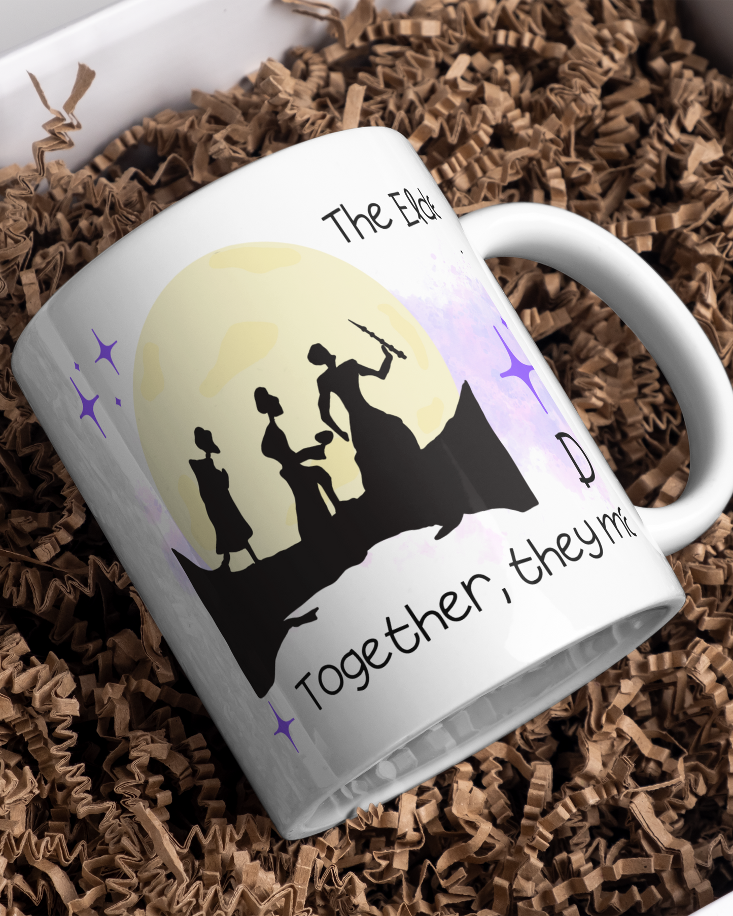 Dettaglio tazza bianca con triangolo mistico e simboli magici